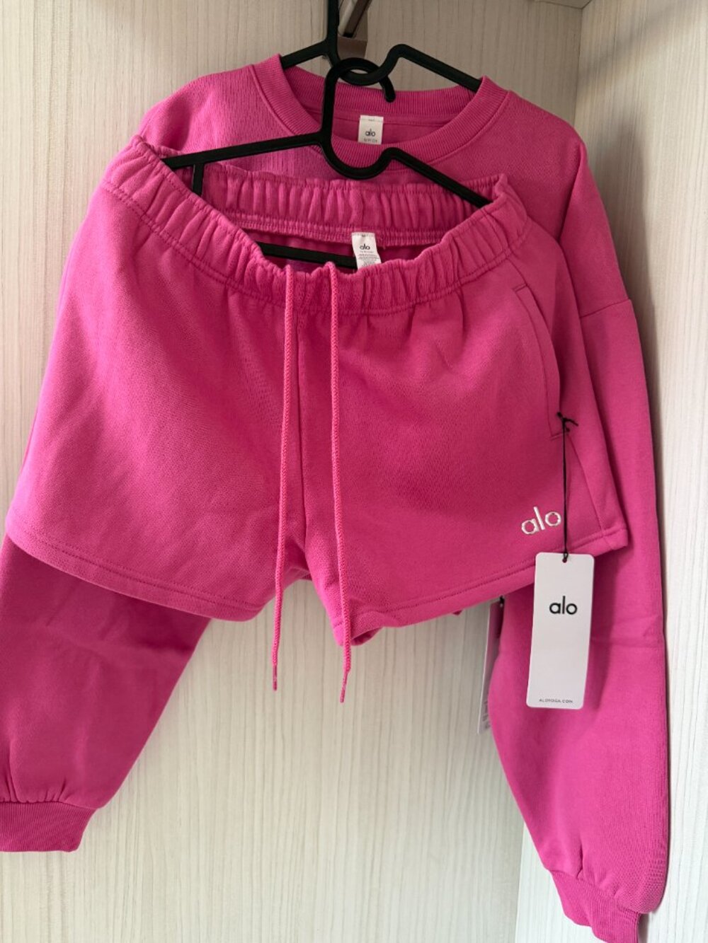 ALO Yoga Set Cropped Accolade Crewneck With Short - Picture 3 of 4